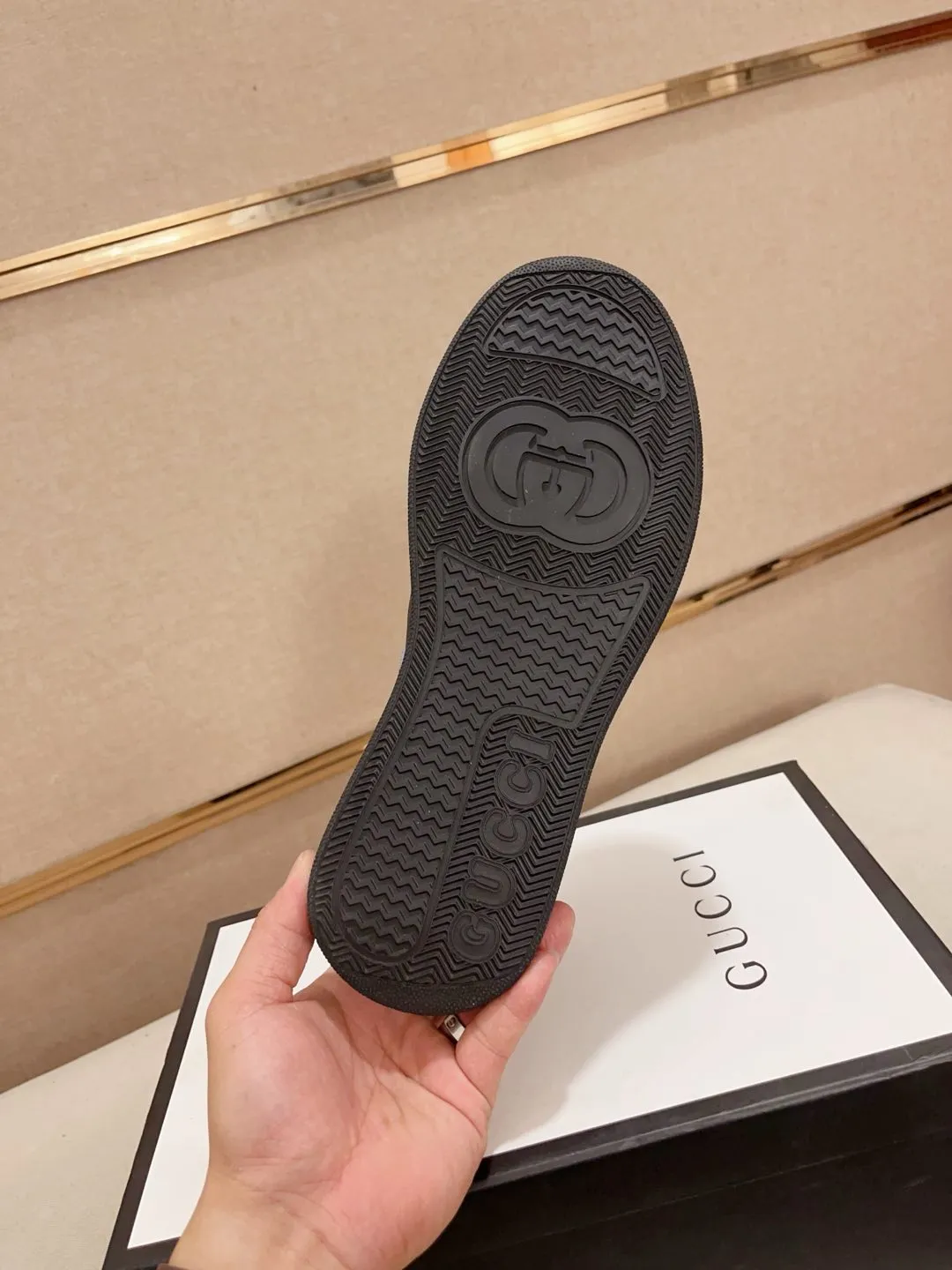 Men's shoes 💰: 420💰 [Gucci] Gucci's latest casual men's shoes, welcome to 1:1 comparison, a popular Hong Kong counter casual shoe, counter quality, support inspection, high-quality workmanship, uppers made of Italian imported calfskin, sheepskin lining insoles original fashion sports outsole, casual fashion, high-end quality, size: 38-44.